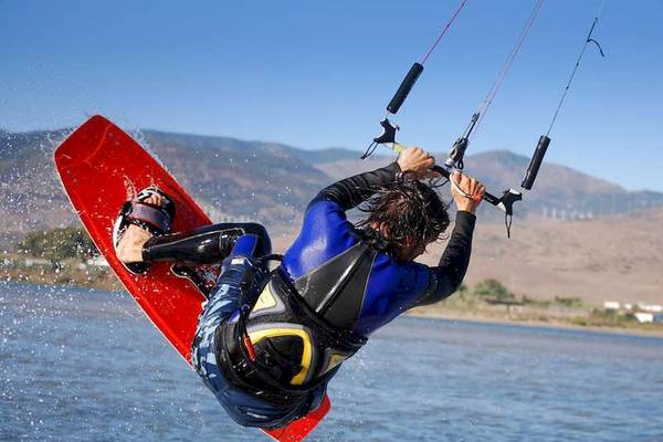 Kitesurfer im Wasser mit Himmel im Hintergrund