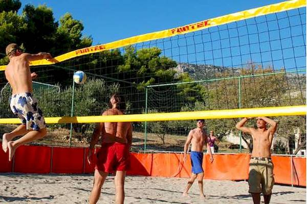 Beachvolleyball-Spiel am Bretanide Sport & Wellness Resort.