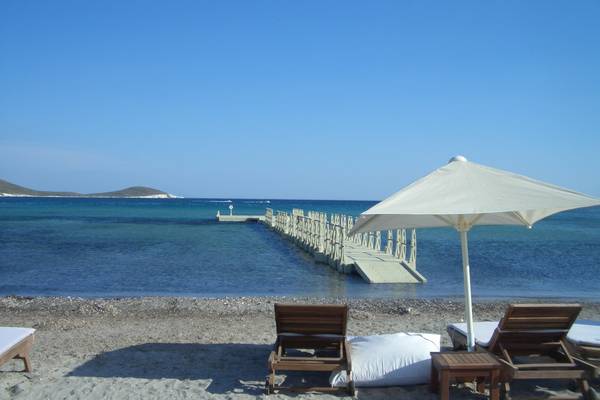 Cocos The Club Solto Hotel Strand mit Liegestuhl und Sonnenschirm