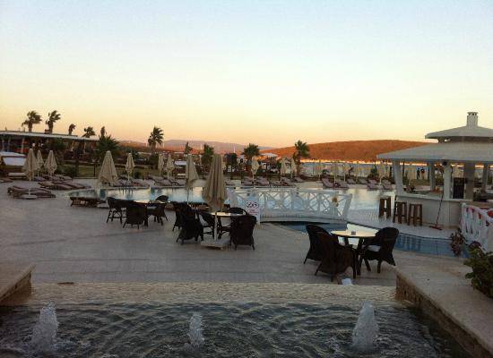 Außenpool und Terrasse des Cocos The Club Solto Hotels bei Sonnenuntergang.