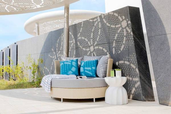 Loungebereich im Jumeirah at Saadiyat Island Resort mit umliegenden Mauern und Pflanzen.