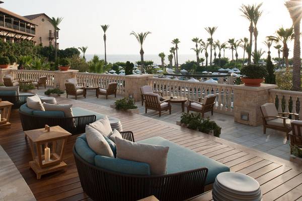 Außenbereich des Elysium Hotels mit Blick auf das Meer und Palmen