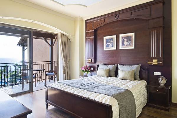 Schlafzimmer im Elysium Hotel mit Doppelbett, Balkon und Meerblick.