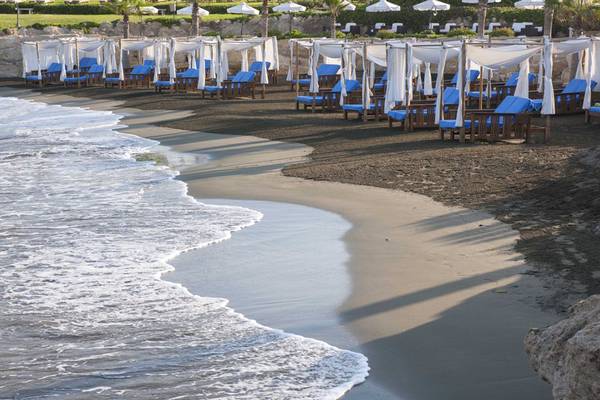 Strand des Elysium Hotels mit blauen Liegen und weißen Vorhängen.