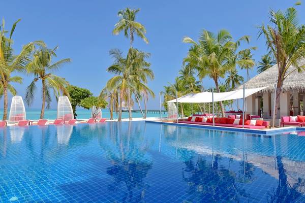 Strand mit Pool und Palmen im Kandima Maldives