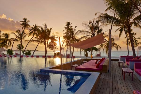 Pool am Strand des Kandima Maldives Hotels bei Sonnenuntergang