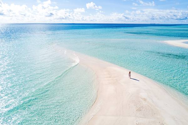 Luftaufnahme einer Person auf einer schmalen Insel im Ozean vor Kandima Maldives