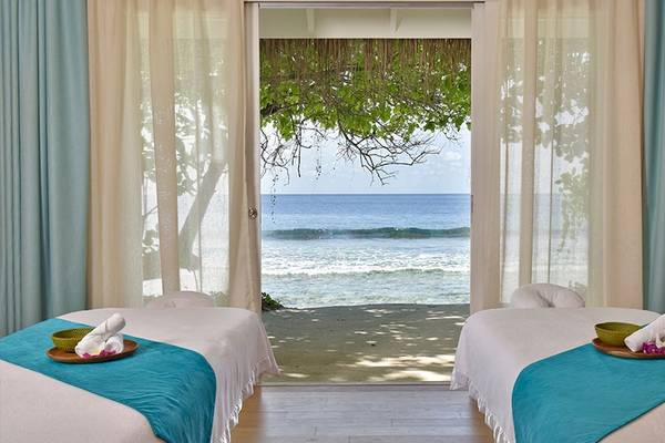 Spa-Massage-Behandlungsraum im Kandima Maldives mit Blick auf den Ozean.