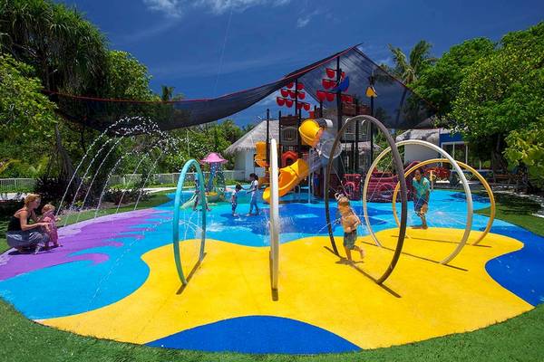 Wasserspielplatz im Kandima Maldives Hotel mit bunten Wasserfontaenen und Spielen.