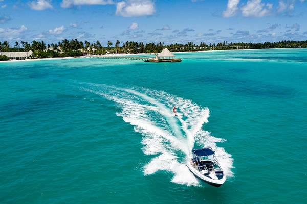 Boot und Skifahrer vor Kandima Maldives Hotel