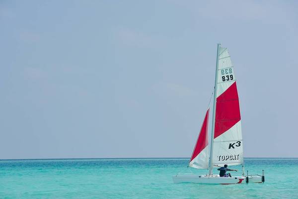 Segelboot im Meer vor dem Hotel Kandima Maldives.