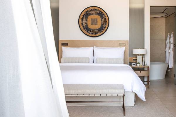 Hotelzimmer im Jumeirah at Saadiyat Island Resort mit Bett, Tisch, Lampe und Badezimmer