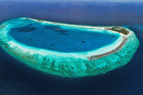 Luftaufnahme des Finolhu Baa Atoll Maldives mit blauem Wasser und weißen Sandbuchten