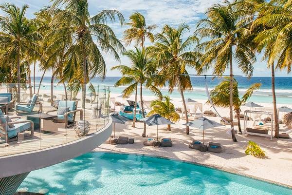 Außenpool-Terrasse des Finolhu Baa Atoll Maldives Hotels mit Blick auf den Strand