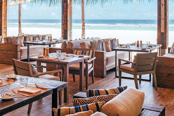 Innenbereich des Finolhu Baa Atoll Maldives Hotels mit Blick auf den Strand und das Meer.