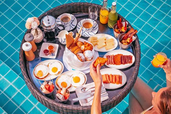 Frühstück am Pool im Finolhu Baa Atoll Maldives mit einer Auswahl an Speisen und Getränken.