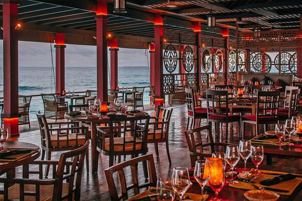 Innenansicht des Restaurants Finolhu Baa Atoll Maldives mit Blick auf das Meer.