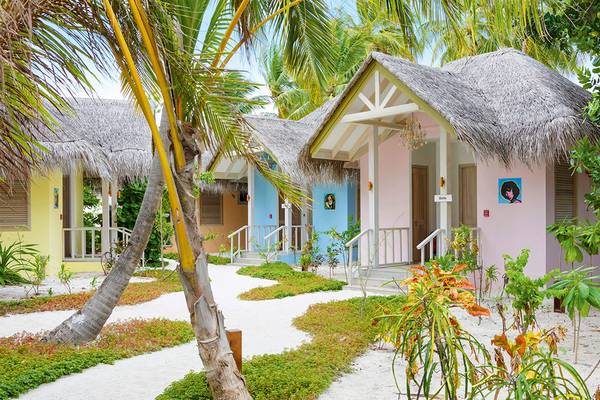 Strandhütten im Finolhu Baa Atoll, Malediven, mit bunten Farben und Strohdächern.