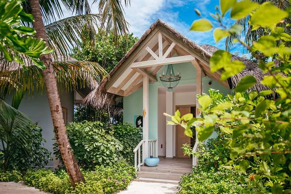 Außenansicht des Finolhu Baa Atoll Maldives mit Eingang zur Hütte.