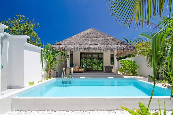 Bungalow mit privatem Pool im Finolhu Baa Atoll Hotel auf den Malediven