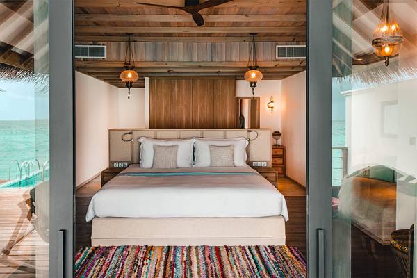 Schlafzimmer mit Bett und Meerblick im Finolhu Baa Atoll, Malediven