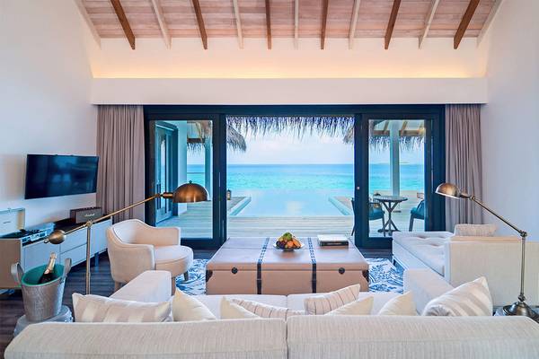 Wohnzimmer mit Meerblick im Finolhu Baa Atoll, Malediven