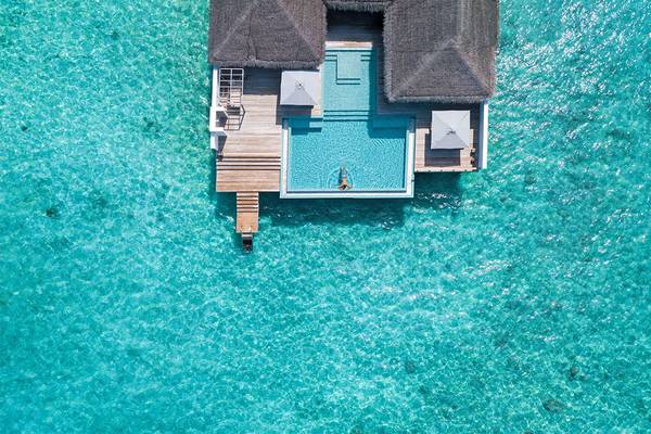 Luftaufnahme einer Wasservilla im Finolhu Baa Atoll, Malediven, mit Pool und Steg