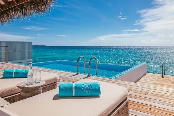 Terrasse mit Infinity-Pool und Meerblick im Finolhu Baa Atoll Maldives