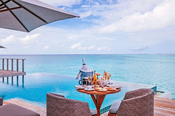 Tisch am Pool mit Blick auf das Meer im Finolhu Baa Atoll Maldives