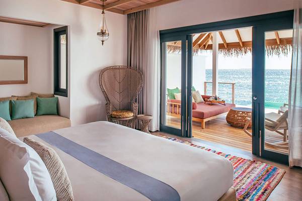 Schlafzimmer mit Meerblick im Finolhu Baa Atoll, Malediven, mit Bett, Möbeln und Meeraussicht.