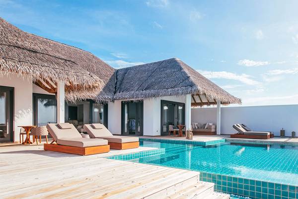 Villa am Finolhu Baa Atoll, Malediven, mit Swimmingpool und Sonnenliegen.
