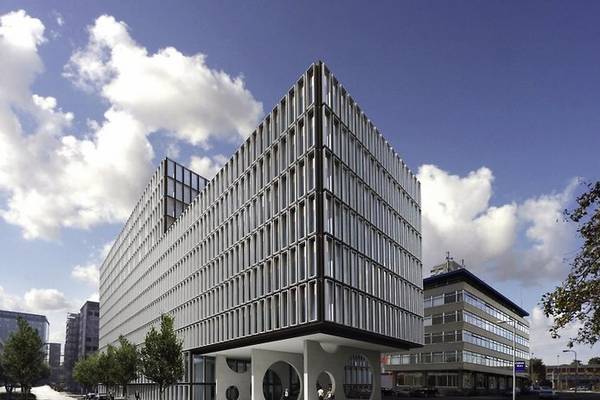 Foto von vorne des Casa Amsterdam Gebaudes mit grossen Fenstern und modernem Design.
