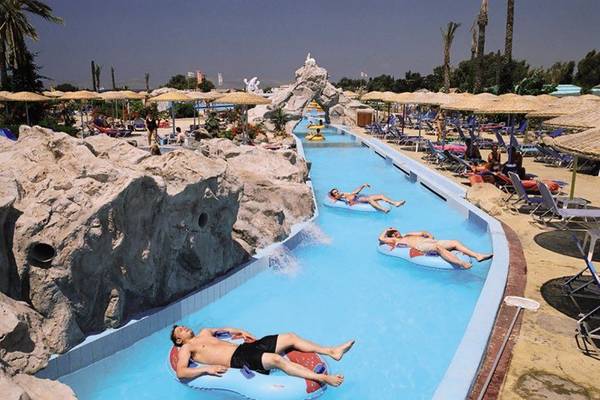 Gäste genießen die Wasserrutsche im Atlantis Beach Hotel auf Kos.