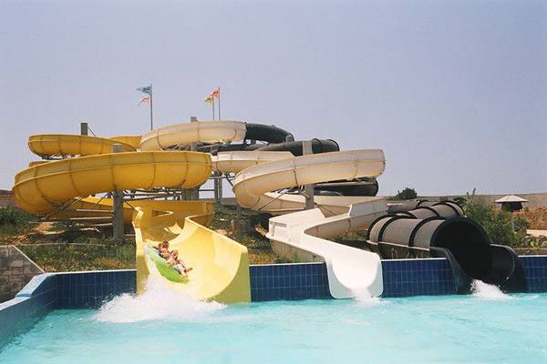 Wasserrutschen im Atlantis Beach Hotel auf Kos mit mehreren Rutschen und einem Schwimmbecken.