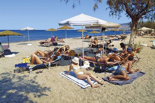 Gäste des Atlantis Beach Hotel auf dem Strand in Kos