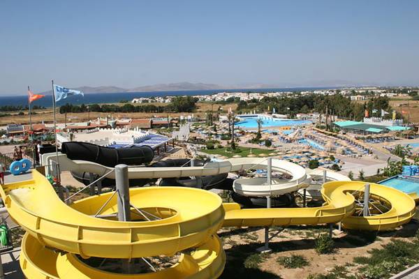 Luftaufnahme des Atlantis Beach Hotels in Kos mit Wasserrutschen und Pools.