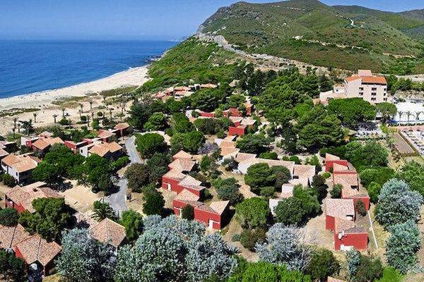 Luftaufnahme des Belambra Club Golfe de Lozari, Hotelanlage mit roten Gebäuden und Swimmingpool am Strand