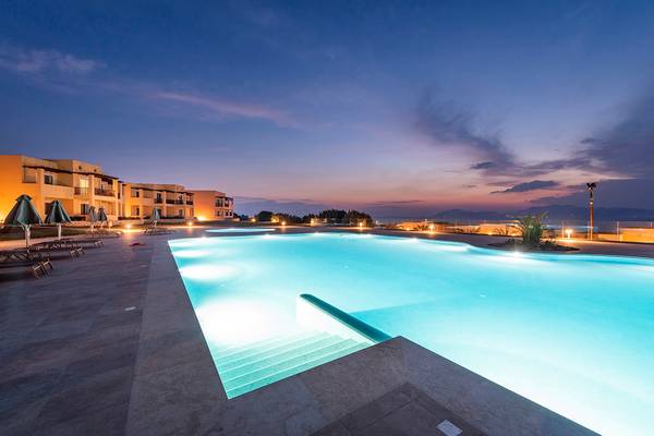 Der beleuchtete Swimmingpool des Horizon Beach Resorts bei Nacht