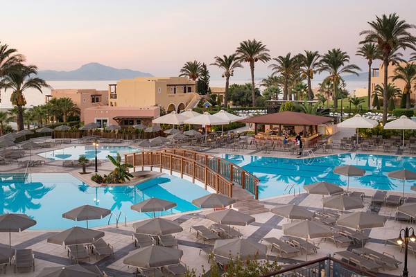 Außenansicht des Horizon Beach Resort Pools mit Loungebereich und Sonnenschirmen