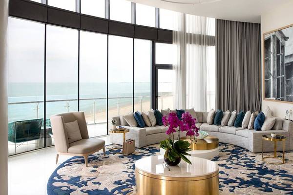 Wohnzimmer mit Meerblick im Jumeirah at Saadiyat Island Resort