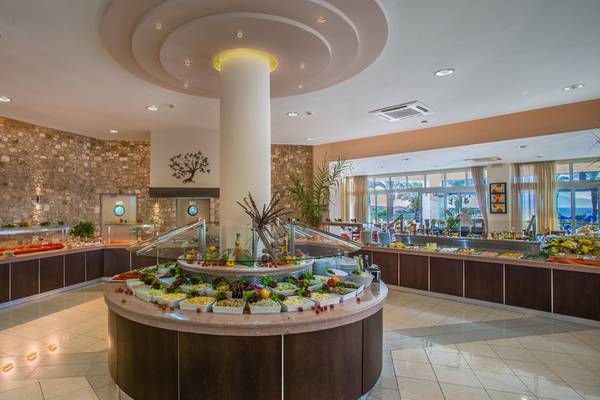 Buffet-Tisch im Horizon Beach Resort mit verschiedenen Gerichten.