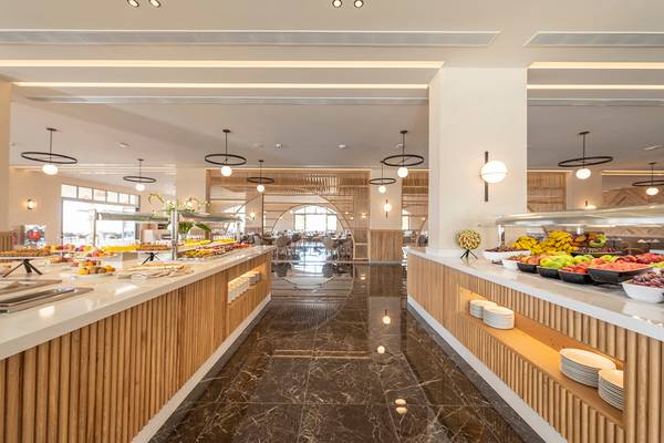 Buffetbereich im Horizon Beach Resort mit verschiedenen Früchten und Desserts.