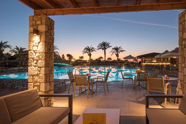 Außenbereich des Horizon Beach Resorts am Abend mit Swimmingpool und Terrassenmöbeln.