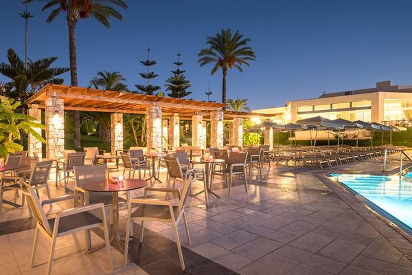 Alfresco-Essbereich des Horizon Beach Resorts bei Nacht mit Beleuchtung und Swimmingpool.