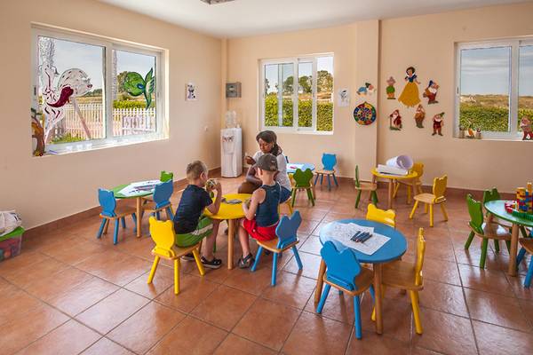 Innenansicht des Horizon Beach Resorts mit Kindern, die am Tisch spielen.