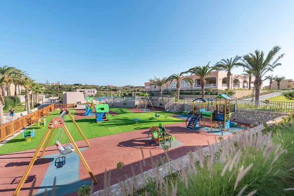 Kinderspielplatz im Horizon Beach Resort mit verschiedenen Spielgeräten und Palmen im Hintergrund.