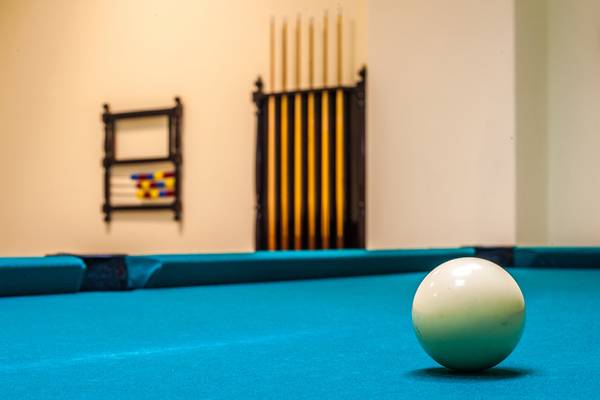 Ein Pooltisch im Horizon Beach Resort mit einer Kugel auf dem Tisch und einer Abacus an der Wand.