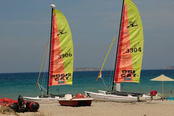 Zwei Segelboote von Obi Cat auf dem Strand von Horizon Beach Resort.