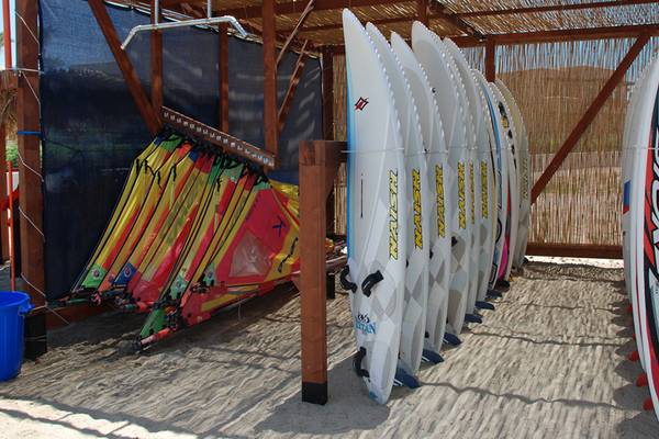 Mehrere Surfbretter, die im Schattenbereich des Horizon Beach Resorts aufbewahrt werden.