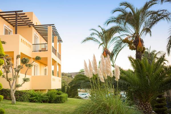 Außenansicht des Horizon Beach Resorts mit gelben Gebäuden, Balkonen und umliegender Landschaft